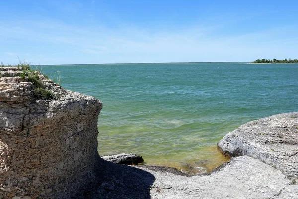 Hoge Kliffen Aan Oever Van Het Meer — Stockfoto