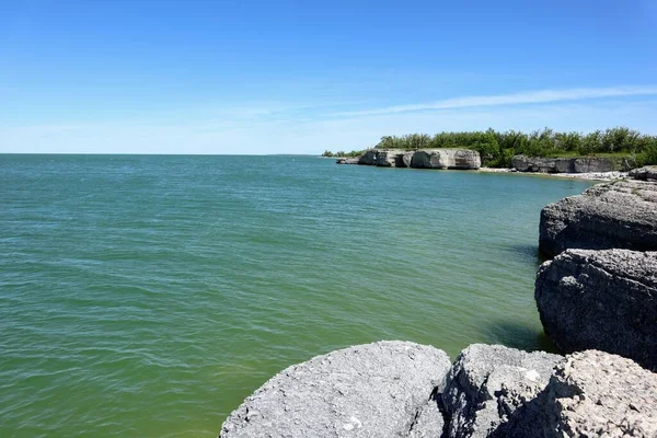 Hoge Kliffen Aan Oever Van Het Meer — Stockfoto