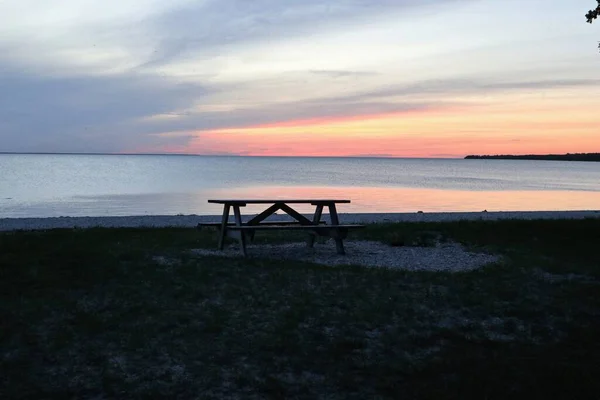 Atardecer Orilla Del Lago Hay Una Mesa Con Bancos Hay —  Fotos de Stock