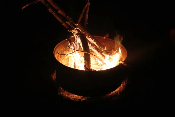 Μια Φωτιά Κάρβουνα Και Καυσόξυλα Καίει Έντονα Νύχτα — Φωτογραφία Αρχείου