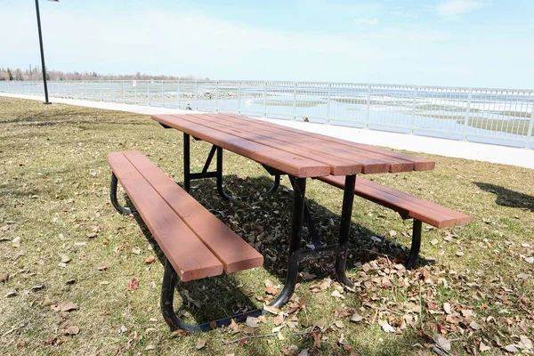 Brown Table Benches Lake — Stock Photo, Image