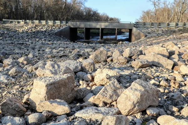 Ein Flaches Flussbett Große Steine Vordergrund Eine Brücke Hintergrund — Stockfoto