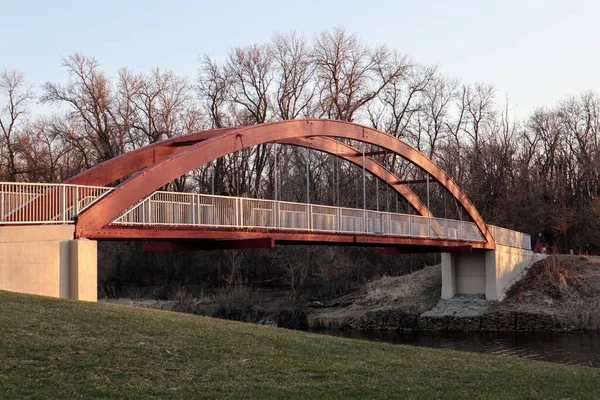 Ponte Pedonale Arco Sul Fiume Nel Parco Tramonto — Foto Stock