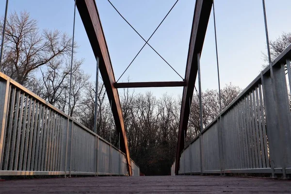 公园里河上的行人拱桥 — 图库照片