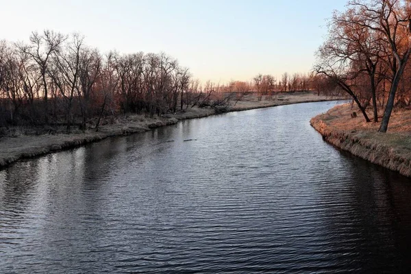 Спокійна Маленька Річка Заході Сонця Деревами Березі — стокове фото