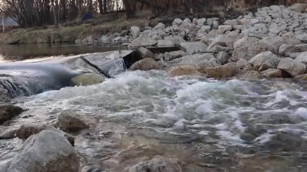 Meredam Jeram Sungai Air Mengalir Diantara Batu — Stok Video