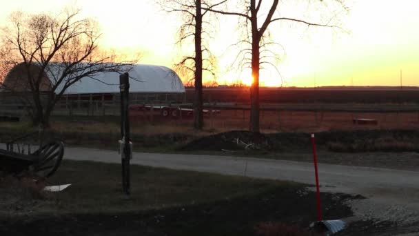 Zonsondergang Verlicht Bijgebouwen Boerderij — Stockvideo