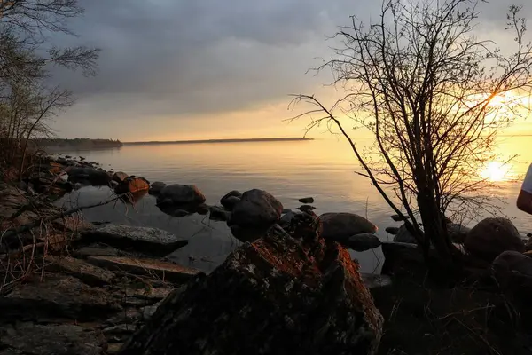 岩場の海岸と穏やかな湖の美しい夕日 — ストック写真