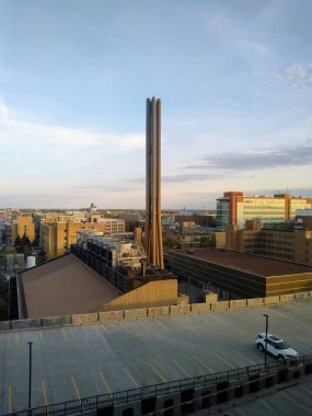 Sabah şehir merkezinin panoraması. Park ve uzun borular ön planda.