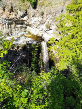 Küçük şelaleli dağ geçidi