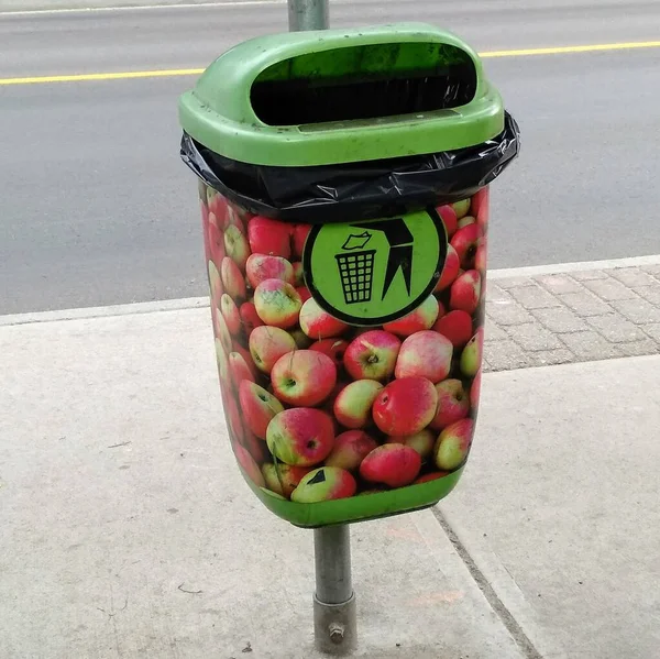 งขยะบนถนนส งอย บนเสา และตกแต วยร ปแอปเป — ภาพถ่ายสต็อก