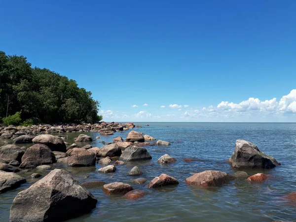 Een Panoramisch Uitzicht Een Rustig Meer Met Een Horizon Rotsachtige — Stockfoto