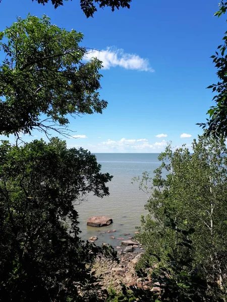 Een Panoramisch Uitzicht Een Rustig Meer Met Een Horizon Rotsachtige — Stockfoto