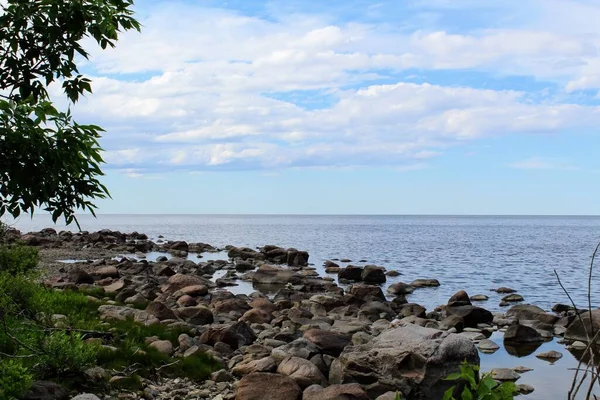 Een Panoramisch Uitzicht Een Rustig Meer Met Een Horizon Rotsachtige — Stockfoto