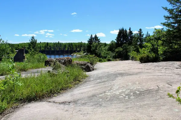 Pinawa Dam Panoramisch Uitzicht Rivier Stenen Oever Het Bos — Stockfoto