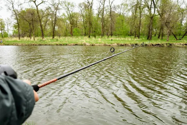 Nahaufnahme Einer Angelrute Händen Fluss Und Wald Hintergrund — Stockfoto