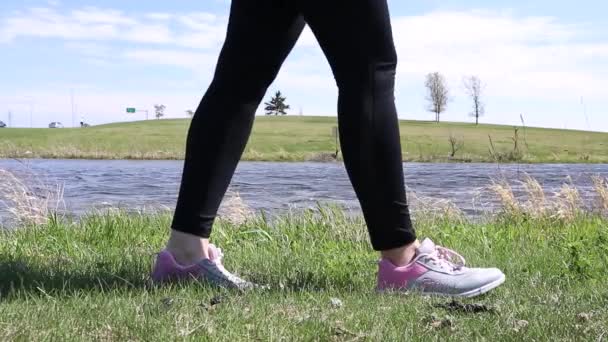 Mișcarea Lentă Închiderea Picioarelor Unei Femei Jambiere Negre Adidași Roz — Videoclip de stoc