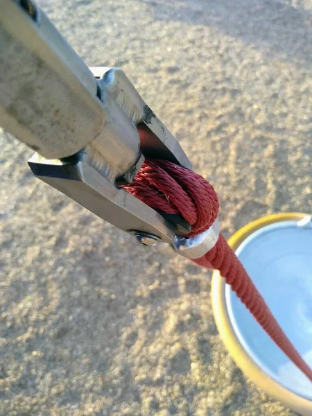 Nahaufnahme Eines Roten Flexiblen Seils Dem Eine Runde Kinderschaukel Befestigt — Stockfoto