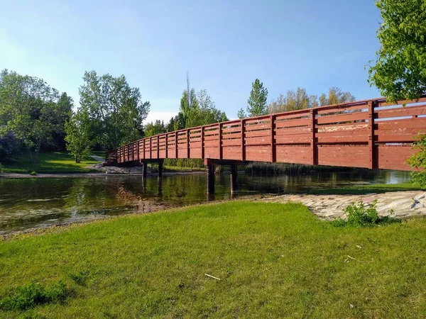Vista Panorâmica Uma Ponte Castanha Madeira Com Grades Outro Lado — Fotografia de Stock