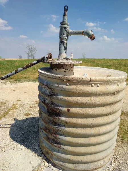 Eiche Hängemattensumpf Nahaufnahme Des Alten Und Rostigen Manuellen Wasserhydranten — Stockfoto