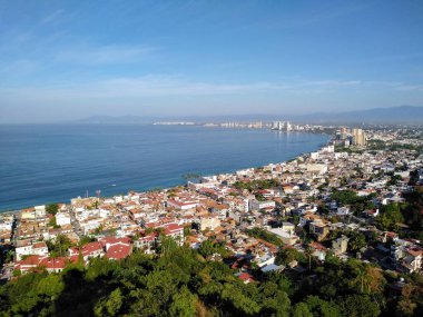 Şehrin ve okyanusun panoramik manzarası. Arka plandaki ufuk çizgisi ve boşluk. Puerto Vallarta. Meksika.