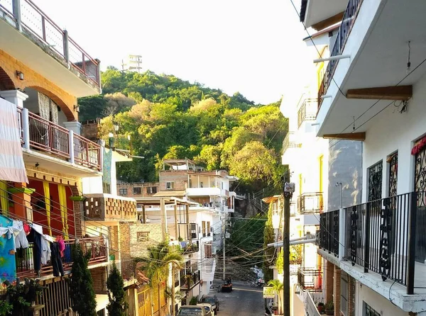 Vista Panorâmica Rua Com Casas Nas Laterais Roupas Estão Secando — Fotografia de Stock