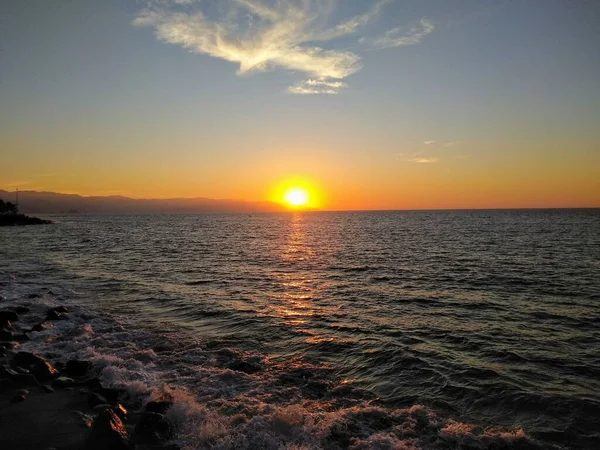 Západ Slunce Moři Pomerančové Slunce Zapadá Nad Horizont — Stock fotografie