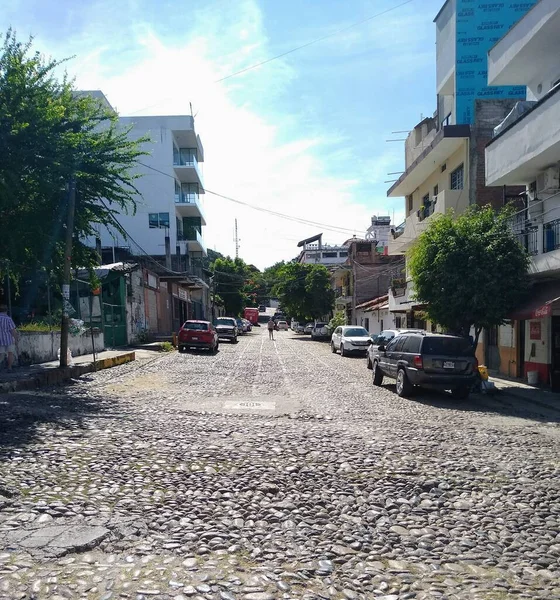 Vista Panoramica Una Strada Lastricata Pietra Case Lati Puerto Vallarta — Foto Stock