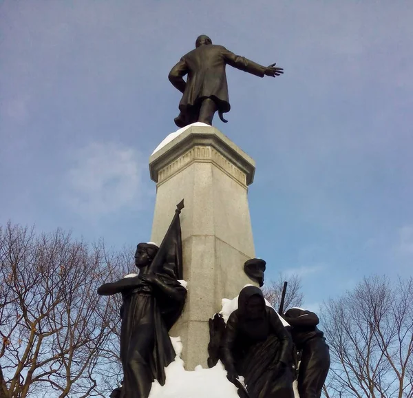 Monument Standbeelden Van Mensen Een Betonnen Sokkel Quebec City Canada — Stockfoto