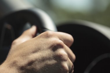 Direksiyon simidinde el