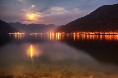 Altın ay ışığı yansıması bir koyunda