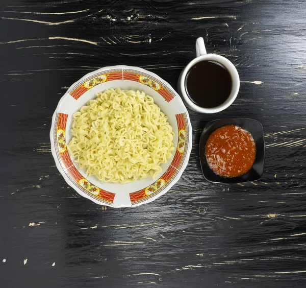 Indonezyjski Mie Goreng Lub Smażony Makaron Tradycyjnej Indonezyjskiej Lub Chińskiej — Zdjęcie stockowe