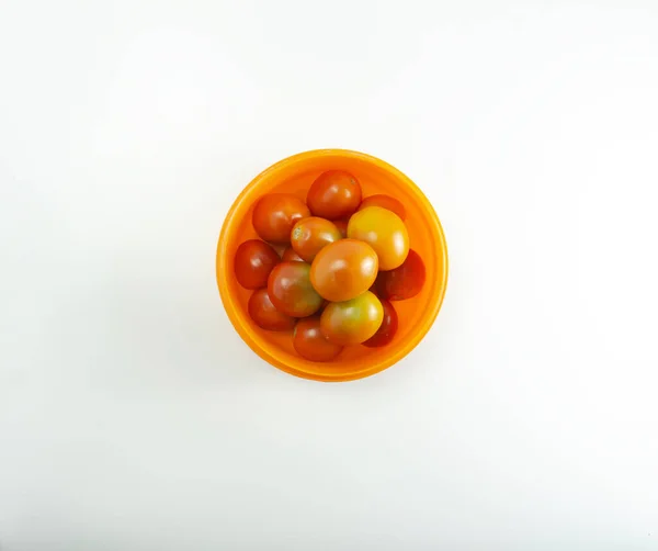 Frische Tomaten Einer Orangefarbenen Plastikschüssel Auf Weißem Hintergrund — Stockfoto