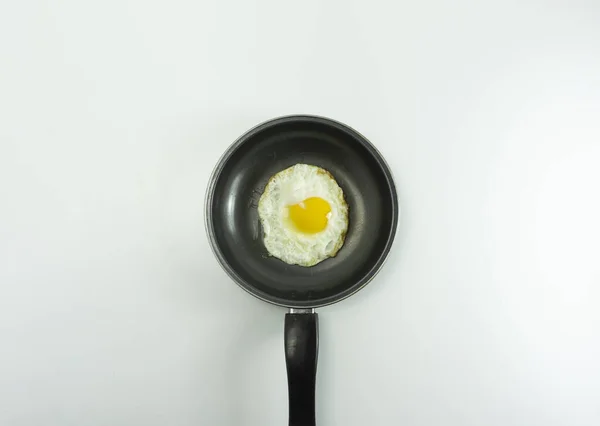 Warmes Omelett Auf Schwarzem Teflon Auf Weißem Hintergrund — Stockfoto