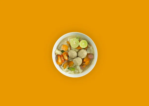 Fleischbällchensuppe Serviert Einer Weißen Runden Schüssel Auf Orangefarbenem Hintergrund — Stockfoto