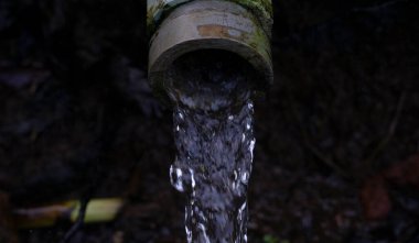 Endonezya suyu, dağlardaki su kaynaklarından gelen su borularından akar.