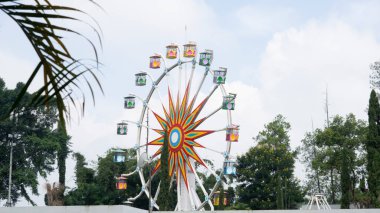 Endonezya Atlıkarınca veya dönme dolap güzel bir tema parkında