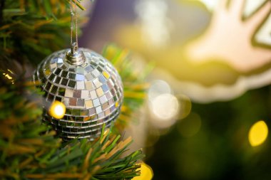 Dekore edilmiş bir Noel ağacının yakın çekimi. Noel tatili ve yeni yıl duvar kâğıdı.