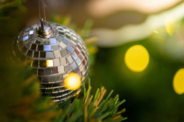 Dekore edilmiş bir Noel ağacının yakın çekimi. Noel tatili ve yeni yıl duvar kâğıdı.