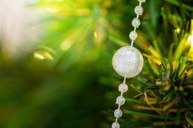 Dekore edilmiş bir Noel ağacının yakın çekimi. Noel tatili ve yeni yıl duvar kâğıdı.