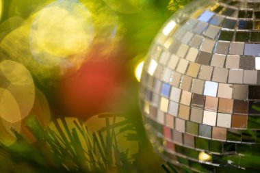 Dekore edilmiş bir Noel ağacının yakın çekimi. Noel tatili ve yeni yıl duvar kâğıdı.