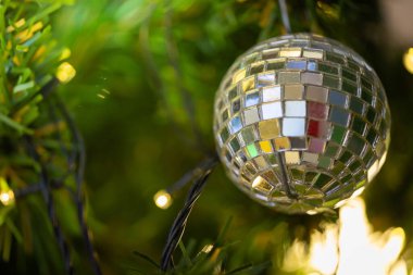 Dekore edilmiş bir Noel ağacının yakın çekimi. Noel tatili ve yeni yıl duvar kâğıdı.