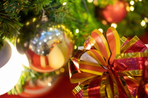 クリスマスツリーが飾られたクローズアップ クリスマスと新年の壁紙 — ストック写真