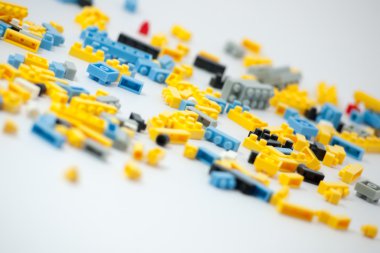 Beyaz arkaplanda plastik oyuncak blokları