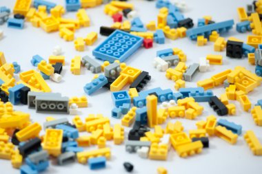 Beyaz arkaplanda plastik oyuncak blokları