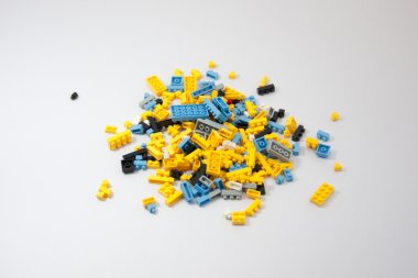 Beyaz arkaplanda plastik oyuncak blokları
