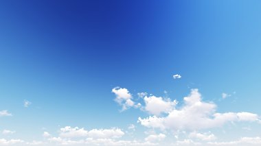 Çok parlak ve sıcak yaz aylarında mavi gökyüzü.