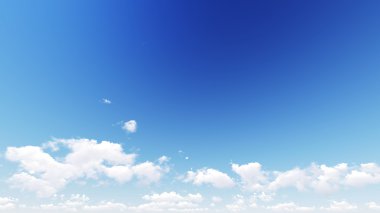 Çok parlak ve sıcak yaz aylarında mavi gökyüzü.