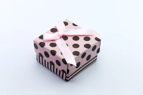 Ροζ κουτί δώρου απομονωμένο σε λευκό φόντο. — Φωτογραφία Αρχείου