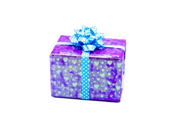 Caja de regalo púrpura con lazo de cinta azul — Foto de Stock